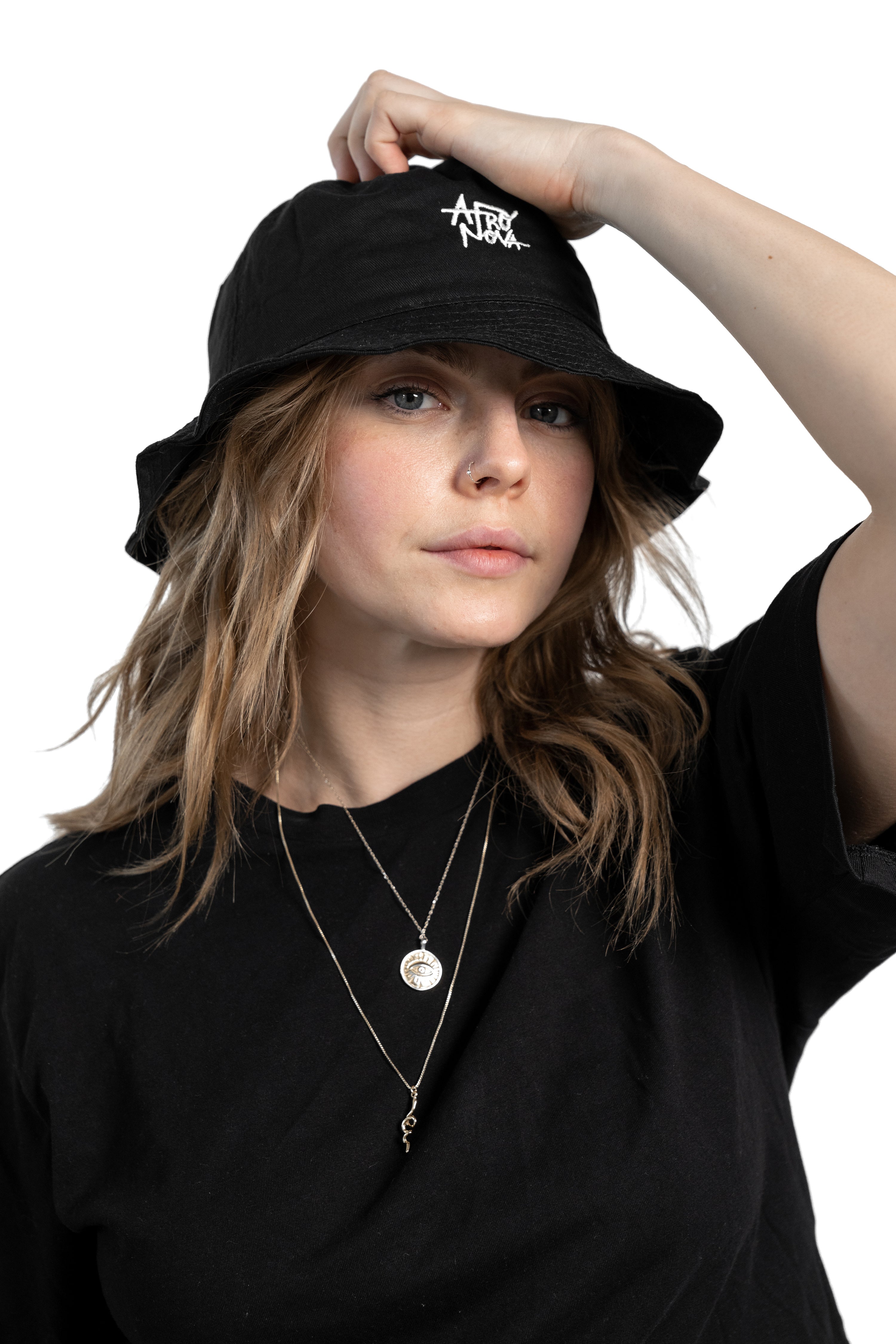 women with blond hair and a black shirt wears a black classic bucket hat